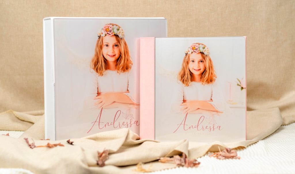Álbum de comunión con portada de niña y nombre Andreissa sobre tela beige