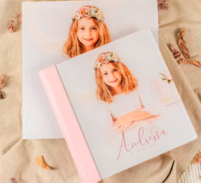 Álbum rosa con retrato de niña sonriendo.