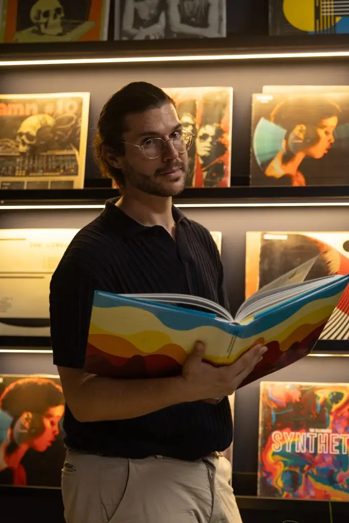 Hombre mirando un álbum de fotos colorido